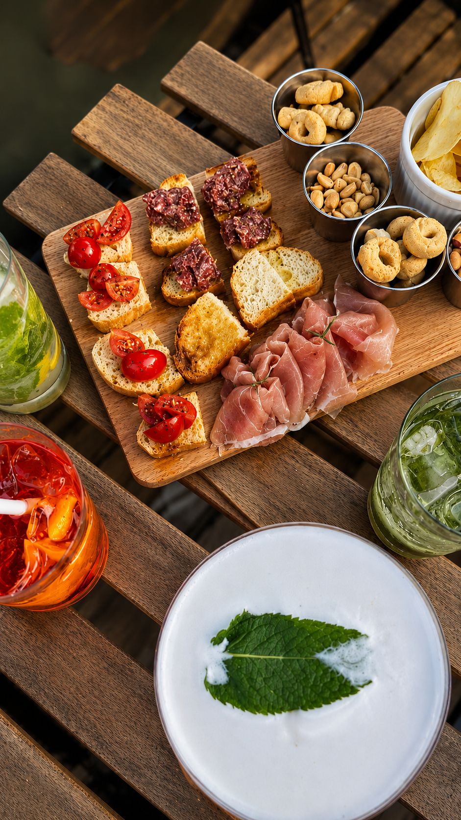 Tagliere e aperitivo serviti al bancone del bar a Como